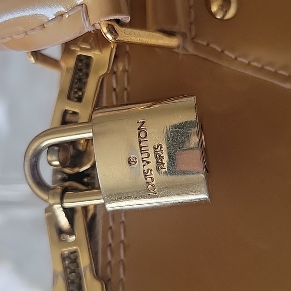 Louis Vuitton Vernis ALMA Tote - Picture 5 of 13